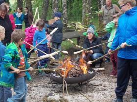 Beim Stockbrot grillen